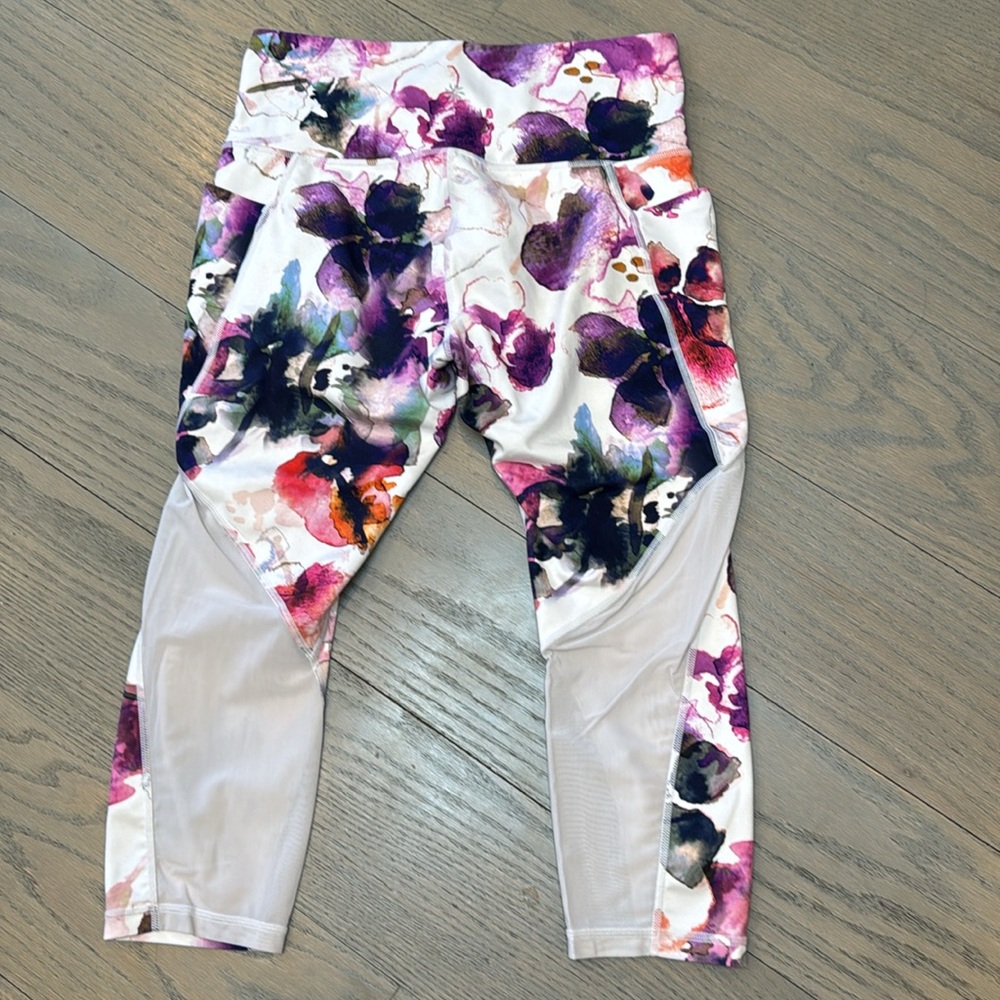 Athleta Floral Crooped Leggings with side pockets and mesh panels - Picture 4 of 7